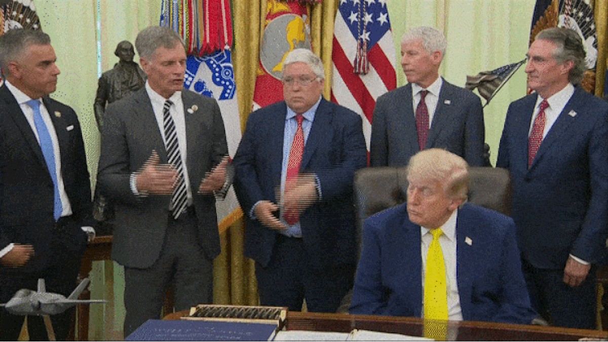 Trump se queda dormido durante un acto en la Oficina Oval mientras anuncia subvenciones a la industria del carbón