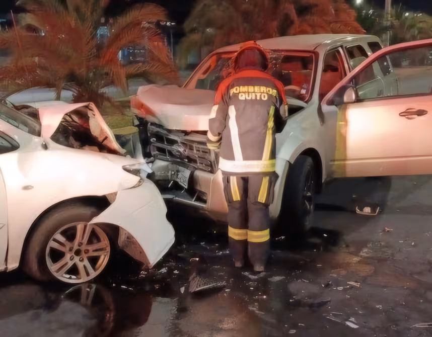 Choque entre automóvil y camioneta deja tres heridos en Quito