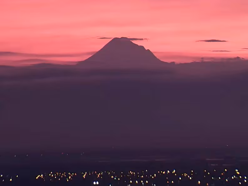 Chimborazo se observa desde Guayaquil en una vista panorámica al amanecer