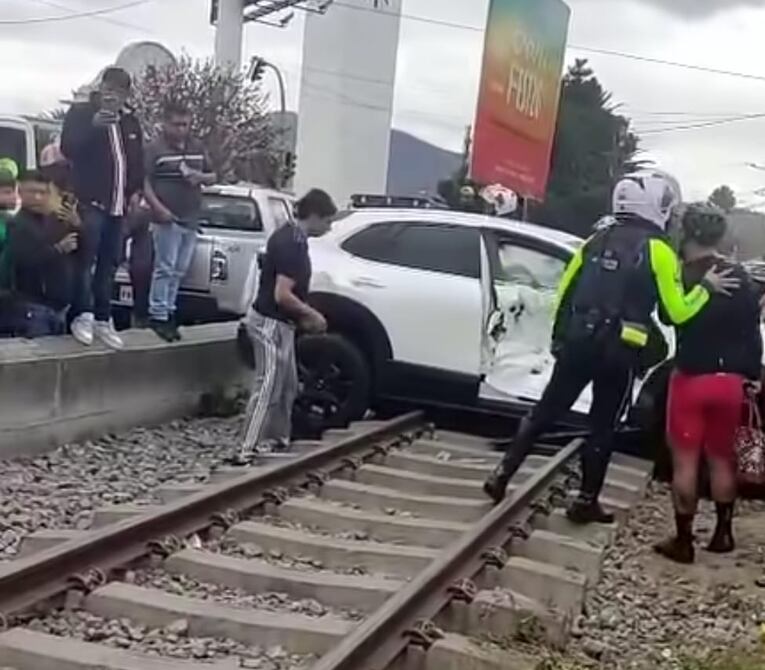 Choque entre automóvil y tren en Ibarra: conductor no resultó herido