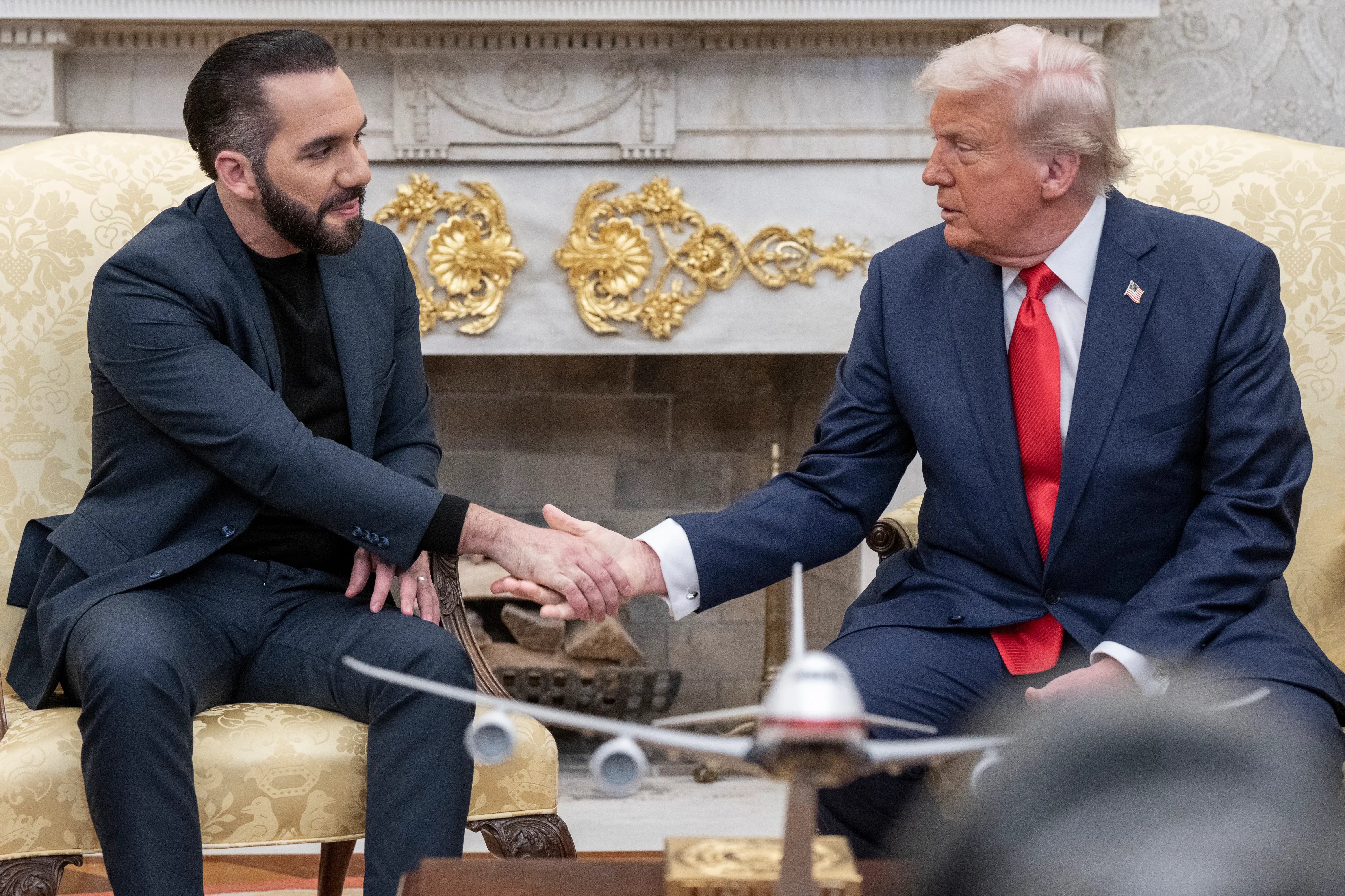 Trump y Bukele se reúnen tras reforma que permite tercer mandato en El Salvador